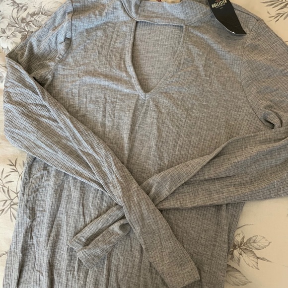 Hollister Ribbed Mockneck Keyhole Tee in Gray - Picture 3 of 4